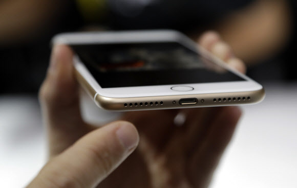 7일(현지시간) 미국 샌프란시스코  빌 그레이엄 시빅 오디토리엄에서 열린 애플의 신제품 발표회에서 아이폰7에 대해 설명하며 이어폰 포트가 사라져 얇아진 두께를 보여주고 있다. AP 연합뉴스