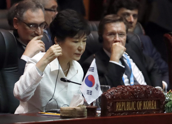 박근혜 대통령이 8일 오후(현지 시간) 라오스 비엔티안 국립컨벤션센터에서 열린 동아시아 정상회의(EAS) 정상회담에 참석해 있다.  안주영 기자 jya@seoul.co.kr