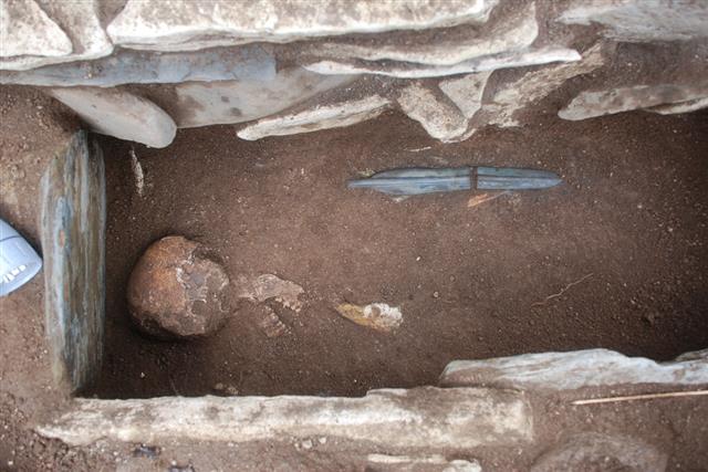 무덤에서 비파형동검과 인골이 동시 출토된 모습. 문화재청 제공