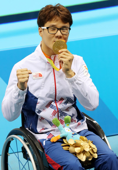 조기성이 리우패럴림픽 수영 남자 S4급 100m 시상식에서 금메달에 입을 맞추고 있다. 연합뉴스