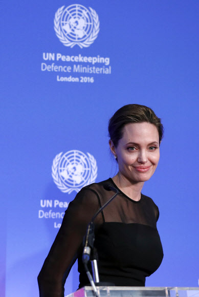 UN 특사 안젤리나 졸리가 8일(현지시간) 영국 런던 랭커스터 하우스에서 열린 UN 평화유지 각료회의 중 미소를 짓고 있다. AP 연합뉴스