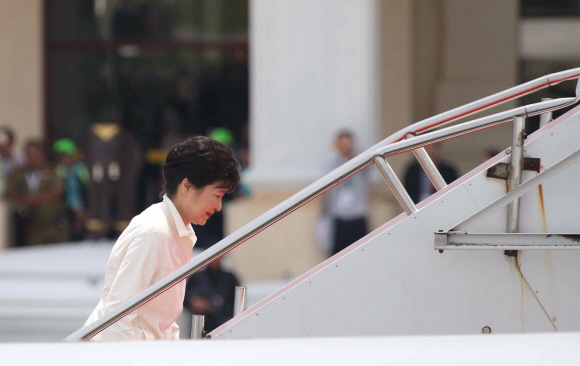 북한이 5차 핵실험을 한 것으로 알려진 가운데 라오스를 방문 중인 박근혜 대통령이 9일 오후 (현지시간) 라오스 와타이 공항을 통해 급거 귀국하고 있다. 2016. 09. 09 안주영 기자 jya@seoul.co.kr