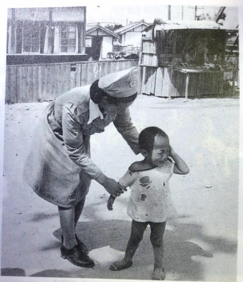 1946년 거리에서 우는 어린아이를 달래고 있는 자주색 투피스 차림의 여자경찰관. 해방 이후 여성들은 참정권을 가진 국민국가의 구성원으로 각종 여성운동 단체를 조직해 정치활동에 적극 참여했다. 사람의무늬 제공