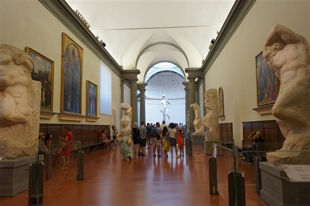 다비드 진품이 소장된 아카데미아 미술관에서는 미켈란젤로의 미완성 작품들을 볼 수 있다. 함혜리 기자