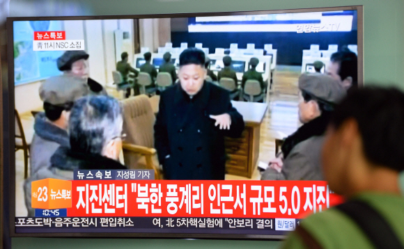 9일 서울역 대합실에서 북한 핵실험 관련 뉴스가 방송되는 가운데 시민들이 이를 지켜보고 있다. 박윤슬 기자 seul@seoul.co.kr