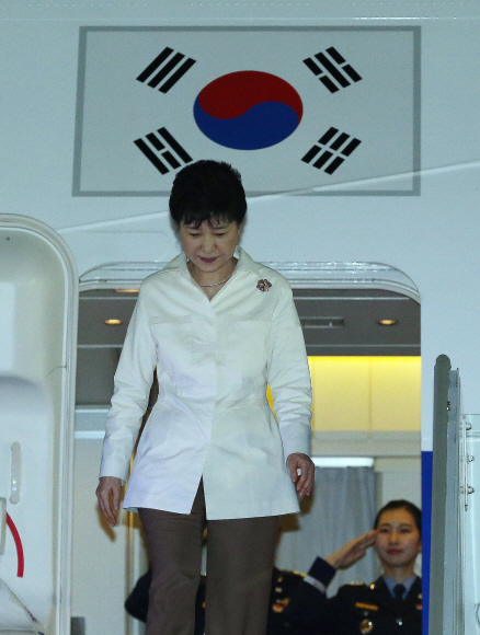 박근혜 대통령이 9일 오후 서울공항을 통해 귀국하고 있다.박대통령은 해외순방중 북한의 핵실험 소식을 받고 순방일정을 취소하고 귀국했다.  안주영 기자 jya@seoul.co.kr