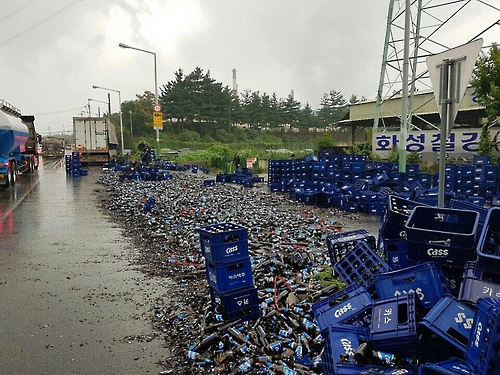10일 오전 7시쯤 울산시 남구 두왕동 두왕사거리를 달리던 25t 트럭에서 맥주병이 담긴 상자 130여개가 도로에 떨어졌다. 연합뉴스