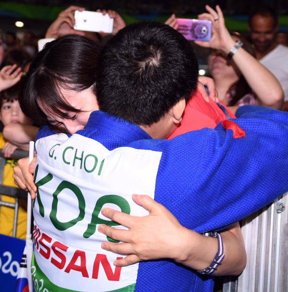 11일(한국시간) 새벽 6시 브라질 리우데자네이루 올림픽파크에서 있은 남자 유도 100kg급 결승전에서 한국의 최광근이 브라질의 테노리오를 한판승으로 꺽고 금메달을 차지했다. 경기후 최광근이 부인 권혜진씨와 깊은 포옹을 하며 기쁨을 나누고 있다. 리우데자네이루 = 패럴림픽사진공동취재단>