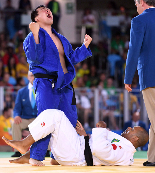 11일(한국시간) 새벽 6시 브라질 리우데자네이루 올림픽파크에서 있은 남자 유도 100kg급 결승전에서 한국의 최광근이 브라질의 테노리오를 한판승으로 꺽고 포효하고 있다. 최광근은 이로써 한국에 세 번째 금메달을 선사했다. 리우데자네이루 = 패럴림픽사진공동취재단