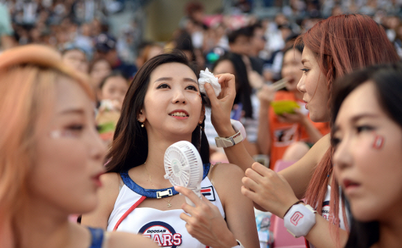 공연 중간 휴식 시간에 김지은(뒤쪽 오른쪽)치어리더가 김다정(뒤쪽 왼쪽)치어리더의 땀을 닦아주고 있다.