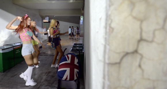 5회에 옷을 갈아입은 치어리더들이 무대에 오르기 앞서 통로에서 율동을 연습하고 있다.