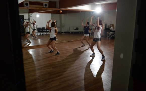 치어리더들이 연습을 하고 있다. 한 치의 오차도 허용않는 군무의 특성상 연습의 강도는 상상을 초월한다.