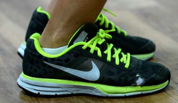 겉이 찢어지고 밑창이 닳은 연습용 운동화가 치어리더들의 연습시간을 보여준다.