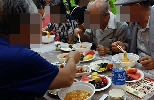 지난 10일 서울의 한 식당에서 탈북자단체가 연 추석맞이 노인잔치에서 탈북자들이 음식을 먹으며 담소를 나누고 있다.