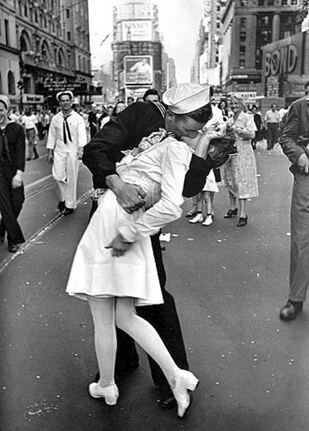 제2차 세계대전에서 일본이 항복을 선언한 1945년 8월 14일(현지시간) 사진작가 앨프리드 아이젠스타트가 미국 뉴욕 타임스스퀘어에서 찍은 ‘수병과 간호사의 키스’(더 키스) 사진. 간호사 복장의 여성이 지난 8일 세상을 떠난 그레타 짐머 프리드먼. AP 연합뉴스