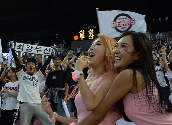 두산이 득점에 성공하자 치어리더 박소현(왼쪽) 씨와 강산하 씨가 기뻐하고 있다.