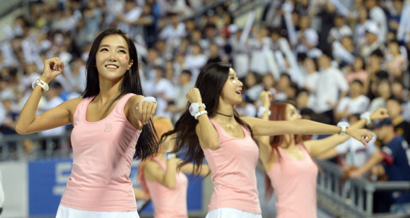 두산 베어스 치어리더 팀장을 맡고 있는 강산하(왼쪽) 씨가 관중들의 응원을 유도하고 있다.