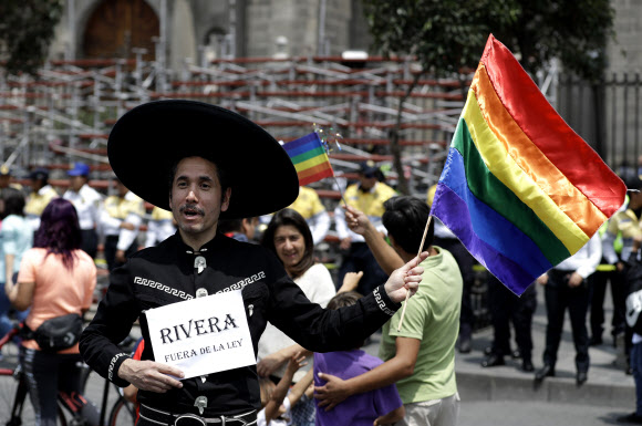 멕시코 동성결혼 합법화 ’진통’…곳곳서 찬반 시위