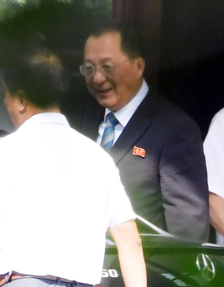 리용호 북한 외무상이 유엔 총회참석 등을 위한 경유 방문으로 12일 중국 베이징(北京)에 도착했다. 사진은 리 외무상이 자동차를 이용해 현지 북한대사관으로 들어가는 장면. 연합뉴스