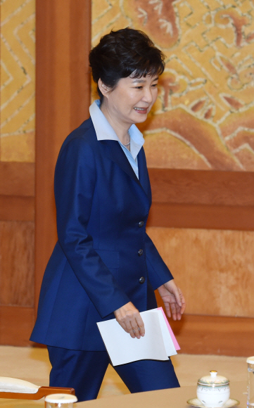 박근혜 대통령이 12일 청와대에서 여야 3당 대표와 회동을 하기 위해 접견실에 들어서고 있다.  안주영 기자 jya@seoul.co.kr