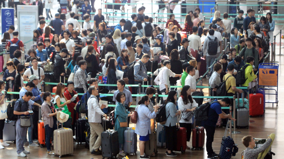 추석 연휴를 이틀 앞둔 12일 오전 인천공항을 통해 해외로 나가려는 출국 인파로 면세구역이 복잡한 모습을보이고있다.  이종원 선임기자 jongwon@seoul.co.kr