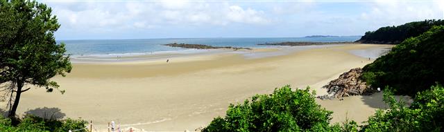 충남 보령 삽시도 해변. 고운 백사장에 황금곰솔, 석간수 물망터 등 신비로운 자연을 간직해 가을 관광지로 제격이다.<br>충남도 제공