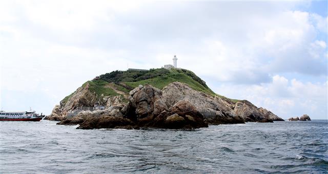 충남 태안 옹도는 2013년 106년 만에 일반에 개방됐다. 아름다운 등대섬으로 호젓하게 가을 바다를 만끽할 수 있다.<br>충남도 제공