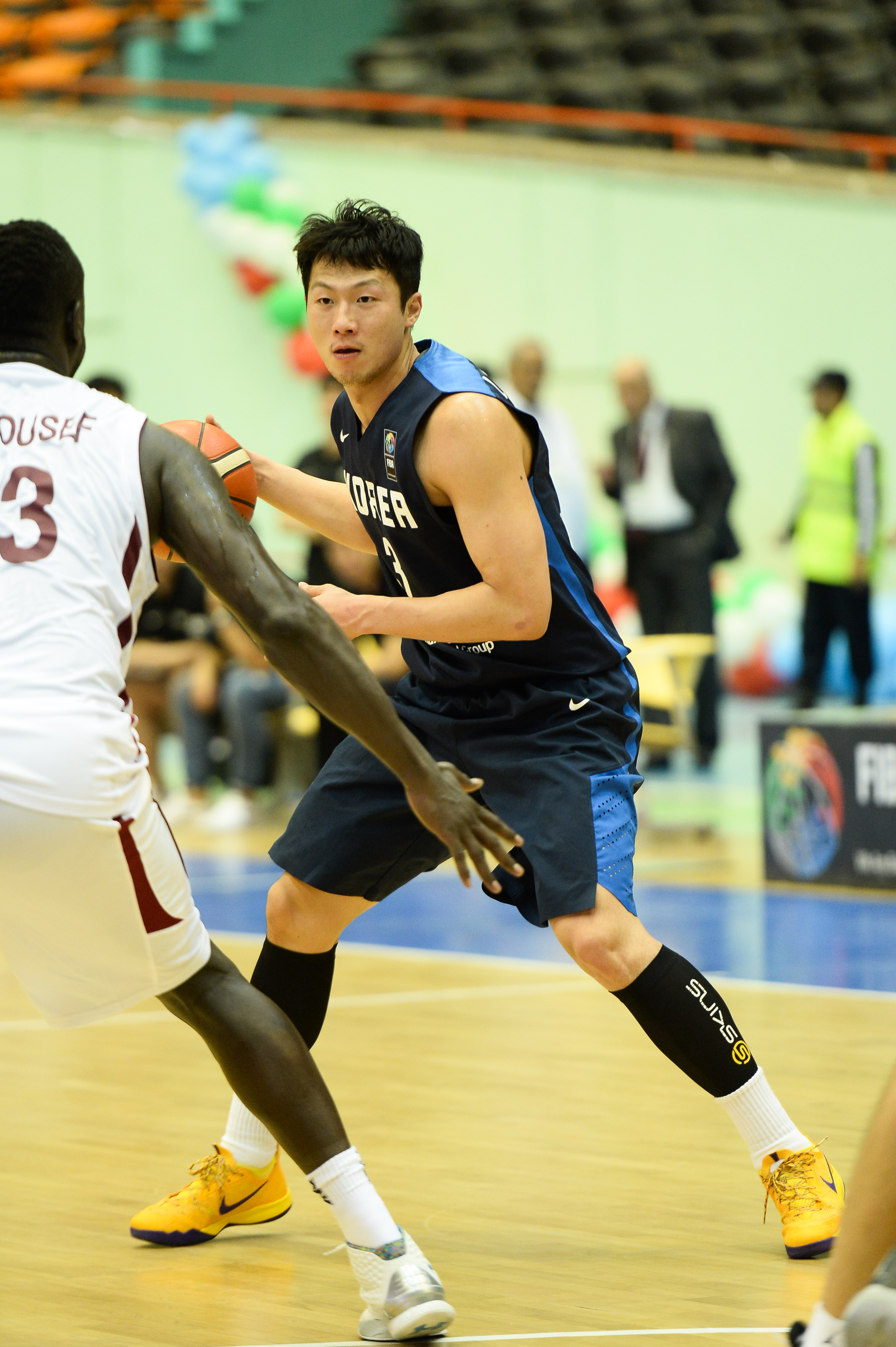 이정현이 카타르와의 국제농구연맹(FIBA) 아시아 챌린지 2라운드 F조 첫 경기 3쿼터 도중 상대 수비를 따돌리려 하고 있다. 대한민국농구협회 제공