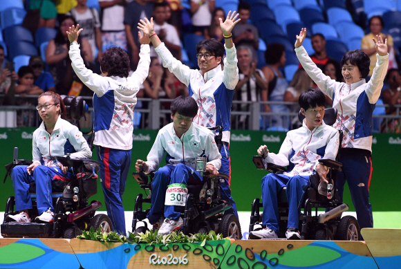 [리우패럴림픽] 13일(한국시간) 오전 5시 브라질 리우데자네이루 올림픽 파크 카리오카 아레나2에서 벌어진 보치아 BC3 페어 결승전에서 한국이 브라질에 패하며 은메달에 머물렀다. 은메달을 차지한 한국팀이 관중들의 환호에 답하고 있다. 정호원(세계랭킹 1위)·최예진(런던 패럴림픽 금메달리스트)·김한수(세계랭킹 2위) 조로 구성된 한국은 세계최강을 자랑했지만 경기장을 가득 메운 브라질 응원단의 열화같은 성원과 브라질 선수들의 높은 집중력에 막혀 금메달 획득에 실패했다. 2016.9.13. <리우데자네이루 = 패럴림픽사진공동취재단>