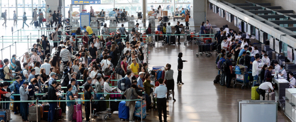 13일 오전 인천국제공항 3층 출국장이 추석연휴를 맞아 해외여행을 떠나는 여행객들로 붐비고 있다.  2016.03.13 강성남 선임기자 snk@seoul.co.kr