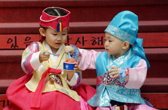 추석을 이틀 앞둔 13일 서울역에서 한복을 곱게 입은 어린이들이 시골로 향하는 열차에 오르기 전에 아이스크림을 먹고 있다. 2016.9.13 도준석 기자 pado@seoul.co.kr