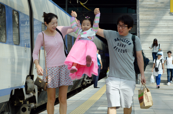 추석을 이틀 앞둔 13일 서울역에서 한복을 곱게 입은 가족이 시골로 가는 열차로 향하고 있다. 2016.9.13 도준석 기자 pado@seoul.co.kr