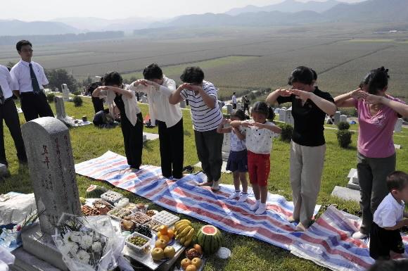 추석 성묘하는 북한 주민들 추석 성묘하는 북한 주민들
