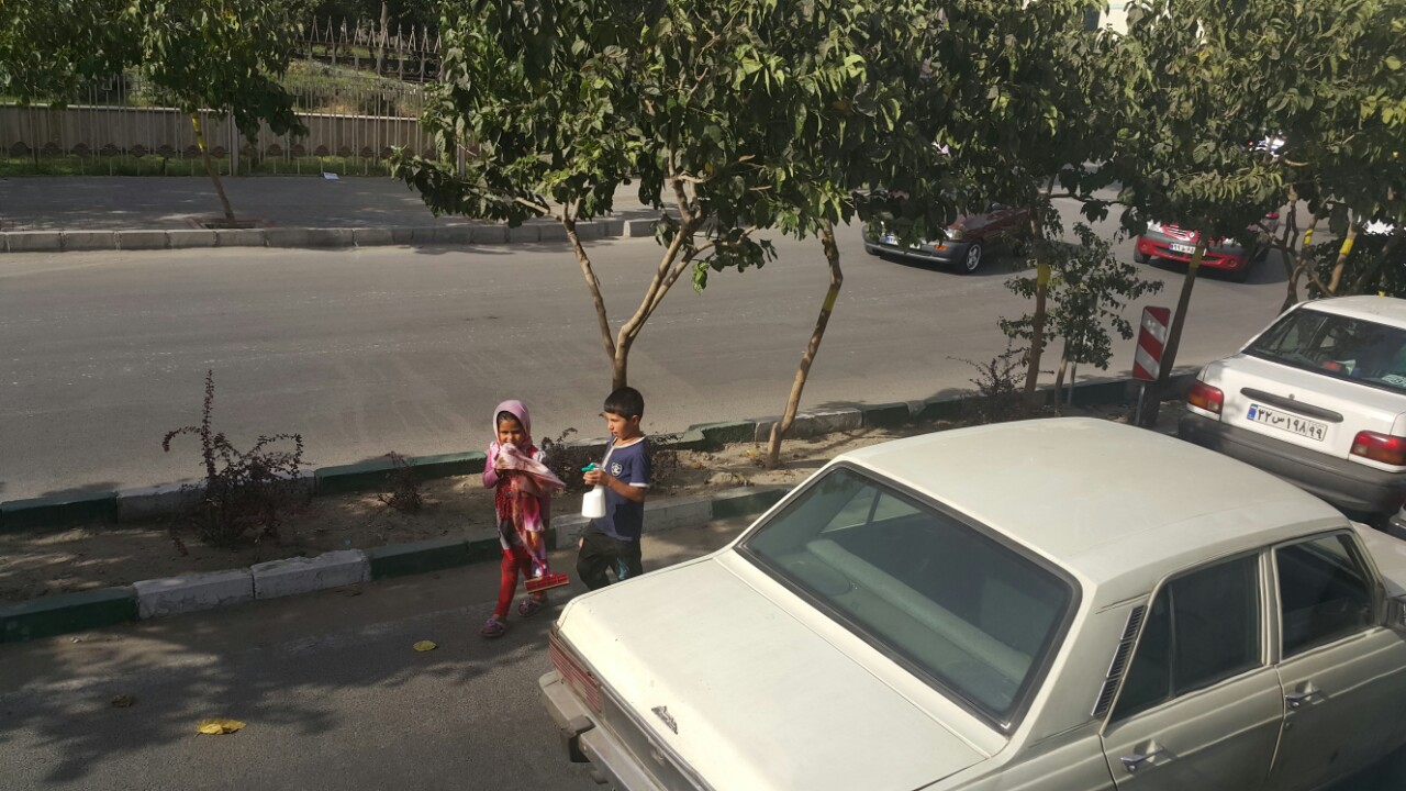 자동차가 멈추면 어디선가 아이들이 달려와 창을 닦고 돈을 달라고 한다. 이란 영화에 흔히 등장하던 그 장면이 거리에서 재현되니 마음이 알싸했다.
