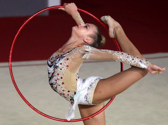 연기 펼치는 알렉산드라 솔다토바