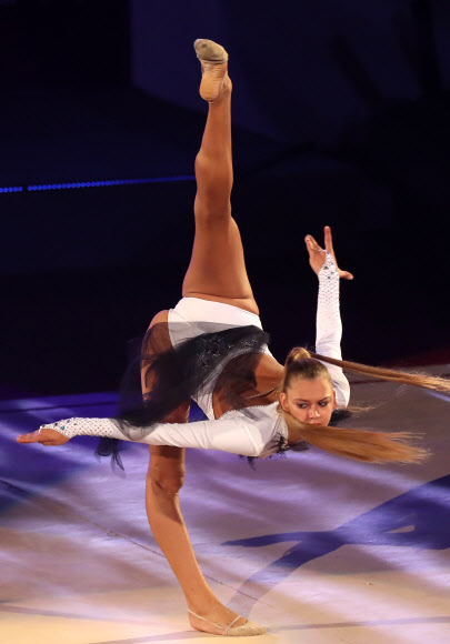 연기 펼치는 알렉산드라 솔다토바