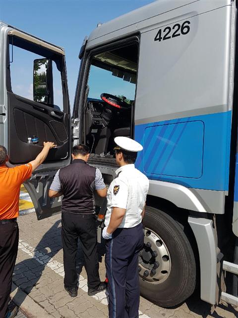 경부고속도로 신탄진휴게소에서 경찰과 교통안전공단 직원이 화물차 최고속도 제한장치 무단해제 합동단속을 벌이고 있다.