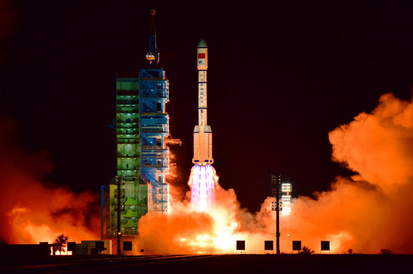 중국의 우주실험실 톈궁 2호를 탑재한 로켓 창정 2호 FT2가 15일 간쑤성 주취안 위성발사센터에서 발사되고 있다. 톈궁 2호는 발사 10여분 만에 예정된 고도의 궤도에 진입했다. 주취안 AFP 연합뉴스