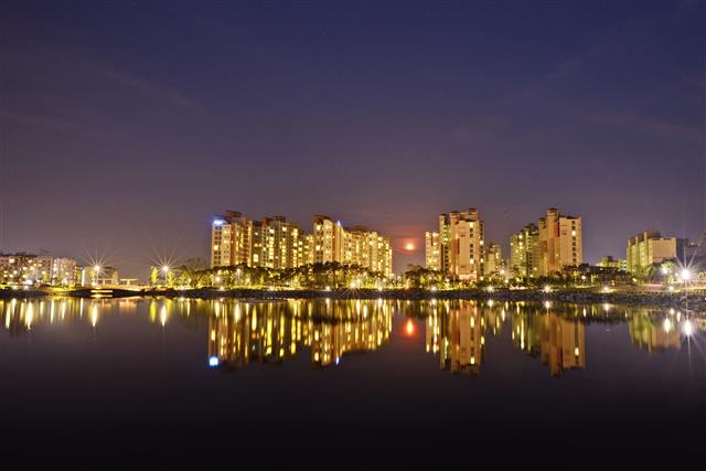 홍예공원의 자미원에서 바라본 내포신도시 야경.<br>충남도 제공