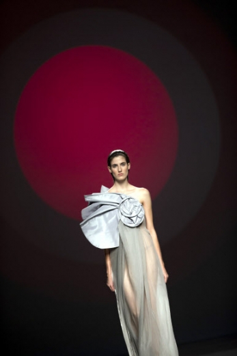 모델이 18일(현지시간) 스페인 마드리드에서 열린 ‘마드리드 패션 위크’중 디자이너 아마야 아르수아가의 2017 봄/여름 컬렉션을 선보이고 있다.<br>AP 연합뉴스