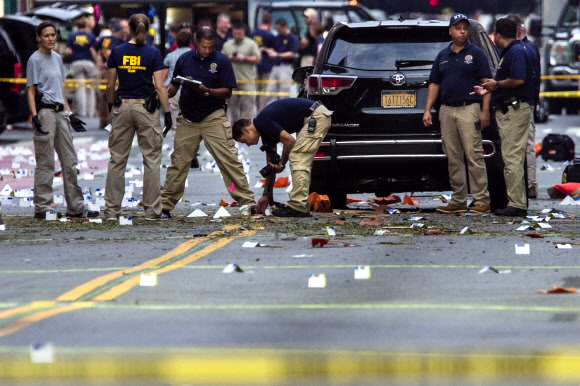 미 연방수사국(FBI) 요원들이 18일(현지시간) 미국 뉴욕 맨해튼 첼시 지역 폭발 현장을 조사하고 있다. 17일 발생한 강력한 폭발로 최소 29명이 다쳤다. AP 연합뉴스
