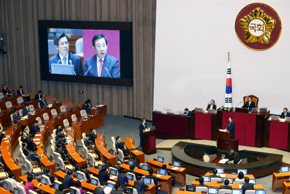 20일 국회에서 열린 국회 대정부 질문에서 황교안 국무총리가 의원들의 질의에 답하고 있다. 이종원 선임기자 jongwon@seoul.co.kr