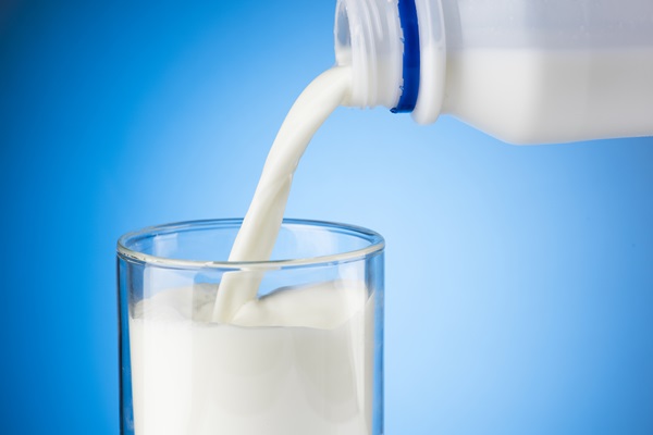 우유에 많이 든 트립토판이 신경을 진정시키는 세로토닌을 만들어 불안감을 해소하고 심리적 안정을 가져온다.