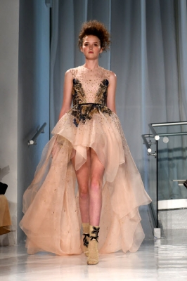 미국 뉴욕 패션위크 행사에서 15일(현지시간) 한 모델이 디자이너 림 아크라의 컬렉션을 선보이고 있다.<br>사진=AP연합뉴스