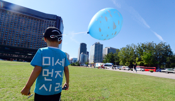 20일 서울광장에서 열린 미세먼지대책촉구집회에 참여한 한 어린이의 옷에 ’미세먼지시러’라는 글씨가 쓰여져 있다.   정연호 기자 tpgod@seoul.co.kr