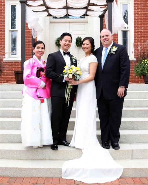 래리 호건(오른쪽) 미국 메릴랜드 주지사의 한국계 부인 유미(왼쪽) 여사의 막내딸 줄리(오른쪽 두 번째)씨가 지난 17일 주지사 관저에서 한인 2세인 김태수씨와 결혼한 다음 찍은 가족사진. 호건 주지사 페이스북 캡쳐