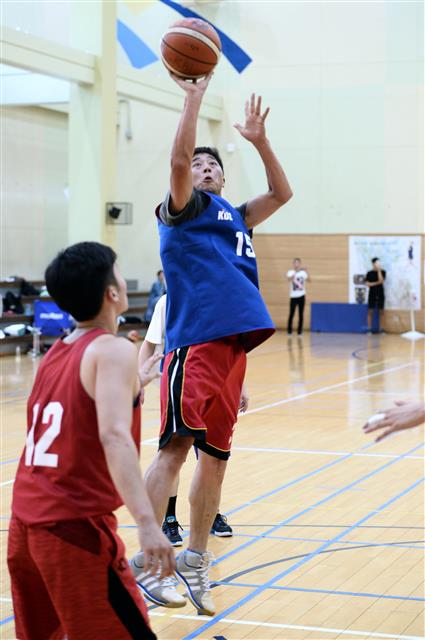 20일 서울 중구 충무아트홀 스포츠센터에서 열린 프로농구연맹(KBL) 국내 신인선수 드래프트 일반인 실기 테스트에 도전한 최양석씨가 골밑슛을 시도하고 있다. KBL 제공