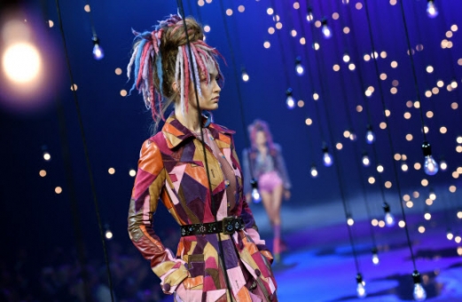 미국 뉴욕 패션위크 행사에서 15일(현지시간) 모델 기기 하디드가 패션 브랜드 마크 제이콥스의 창작 의상을 소개하고 있다. AFP 연합뉴스