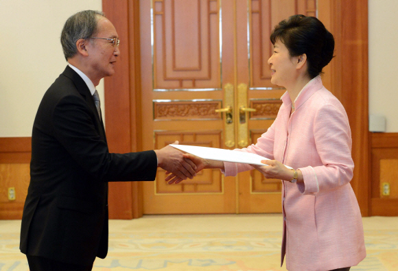 [포토]주한일본대사에게 신임장 받는 박근혜 대통령