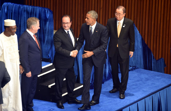 유엔서 악수하는 올랑드와 오바마